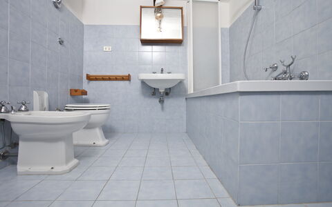 Chianti Resort: Espejo, Grifo, Arreglo De Tubería, Lavabo, Lavabo Del Baño, Propiedad, Edificio, Baño, Púrpura, Planta