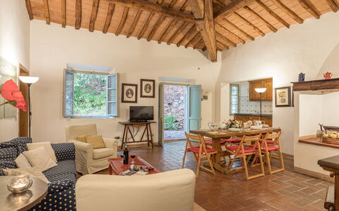 Chianti Resort: Mueble, Marco, Mesa, Madera, Diseño De Interiores, Suelo, Sofá, Casa, Piso, Sala