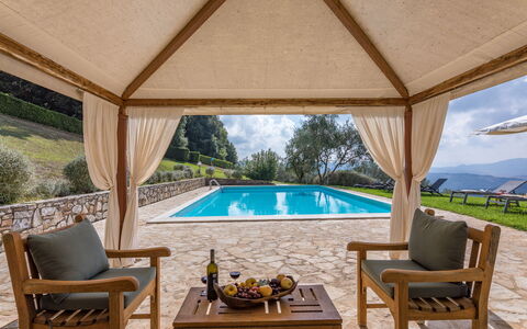 Chianti Resort: Planta, Mueble, Propiedad, Agua, Piscina, Azur, Silla, Sombra, Edificio, Diseño De Interiores