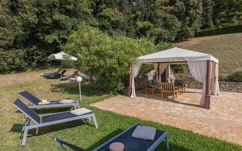 Chianti Resort: Planta, Planta De La Comunidad, Tienda, Mueble Para Exteriores, Árbol, Sombra, Banco Al Aire Libre, Mesa, Hierba, Ocio