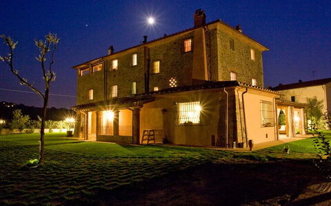 Il Fienile Holiday Home: Cielo, Planta, Edificio, Ventana, Propiedad, Ligero, Árbol, Casa, Puerta