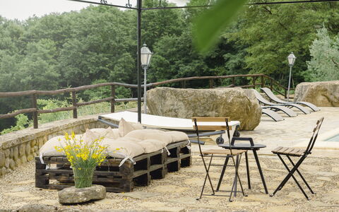 Villa San Leo: Planta, Mesa, Flor, Edificio, Mueble Para Exteriores, Árbol, Sombra, Diseño De Interiores, Silla, Mesa Al Aire Libre