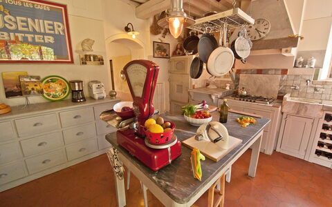 Villa Badia: Mesa, Mueble, Gabinetes, Vajilla, Comida, Encendiendo, Silla, Diseño De Interiores, Madera, Cajón