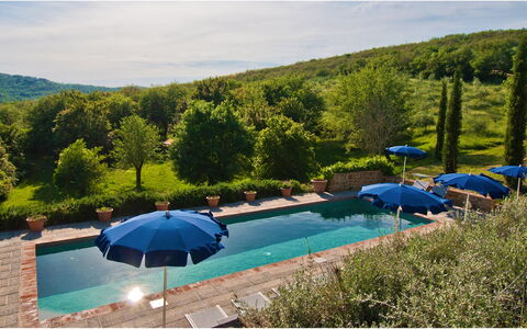 Villa Badia: Agua, Cielo, Nube, Planta, Piscina, Paraguas, Azur, Árbol, Mueble Para Exteriores, Edificio