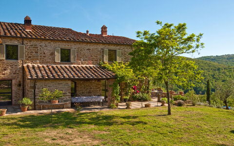 Villa Badia: Cielo, Planta, Ventana, Edificio, Casa, Árbol, Paisaje Natural, El Terreno Del Lote, Cabaña, Bienes Raíces