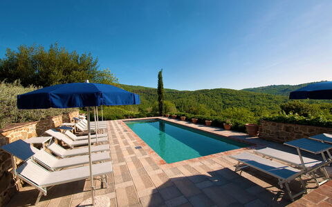 Villa Badia: Cielo, Agua, Propiedad, Piscina, Paraguas, Azur, Planta, Mueble Para Exteriores, Sombra, Árbol