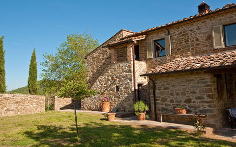 Villa Badia: Cielo, Planta, Edificio, Ventana, Propiedad, Árbol, El Terreno Del Lote, Casa, Maceta, Hierba
