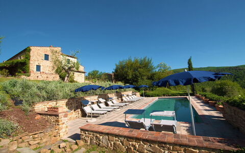 Villa Badia: Planta, Cielo, Planta De La Comunidad, Azur, El Terreno Del Lote, Árbol, Sombra, Mesa, Mueble Para Exteriores, Hierba