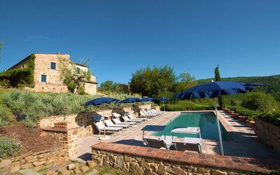 Villa Badia: Planta, Cielo, Planta De La Comunidad, Azur, El Terreno Del Lote, Árbol, Sombra, Mesa, Mueble Para Exteriores, Hierba