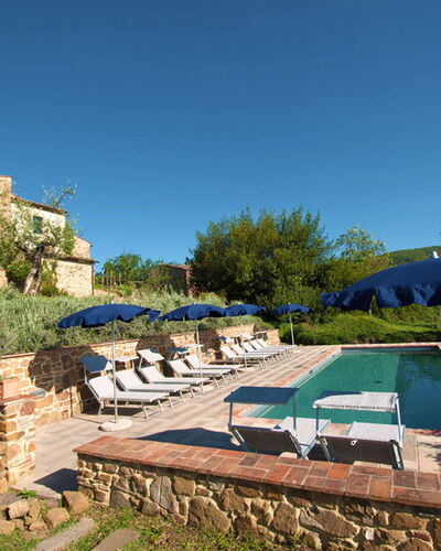 Villa Badia: Planta, Cielo, Planta De La Comunidad, Azur, El Terreno Del Lote, Árbol, Sombra, Mesa, Mueble Para Exteriores, Hierba