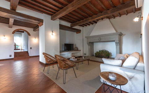 Le Due Ville: Sofá, Mesa, Propiedad, Mueble, Madera, Diseño De Interiores, Encendiendo, Ventana, Sala, Suelo