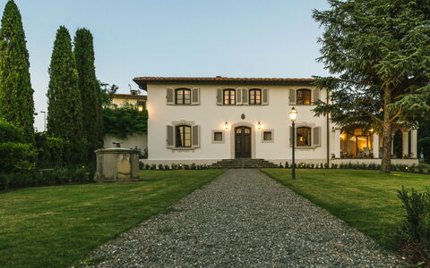 Le Due Ville: Planta, Cielo, Ventana, Edificio, Verde, Árbol, Casa, El Terreno Del Lote, Hierba, Cabaña