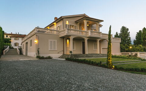 Le Due Ville: Cielo, Planta, Edificio, Propiedad, Ventana, Árbol, Casa, Puerta, Fachada, Superficie De La Carretera