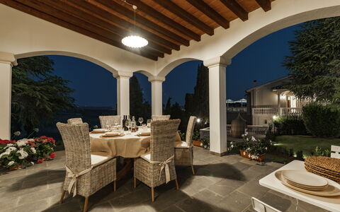 Le Due Ville: Mesa, Planta, Mueble, Edificio, Sombra, Silla, Ventana, Casa, Bienes Raíces, Árbol