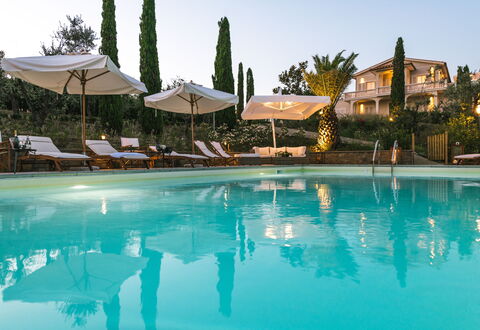 Le Due Ville: Agua, Cielo, Piscina, Edificio, Árbol, Planta, Arecales, Paraguas, Mueble Para Exteriores, Ocio