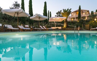 Le Due Ville: Agua, Cielo, Piscina, Edificio, Árbol, Planta, Arecales, Paraguas, Mueble Para Exteriores, Ocio