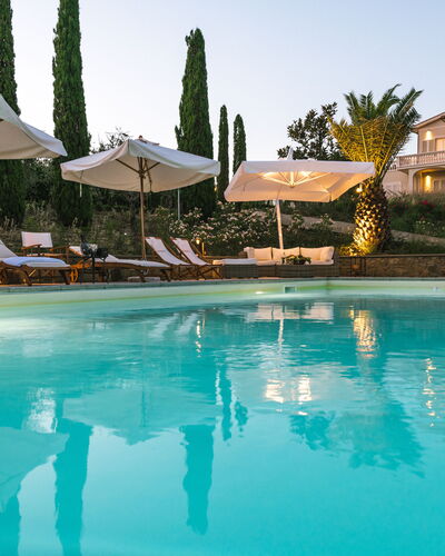 Le Due Ville: Agua, Cielo, Piscina, Edificio, Árbol, Planta, Arecales, Paraguas, Mueble Para Exteriores, Ocio