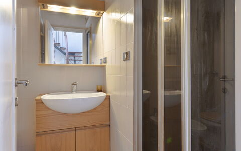 Casa Lelia: Grifo, Espejo, Lavabo Del Baño, Arreglo De Tubería, Lavabo, Baño, Madera, Diseño De Interiores, Suelo