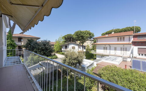 Casa Lelia: Cielo, Planta, Edificio, Propiedad, Ventana, Árbol, Diseño Urbano, Casa, Cerca, Pared