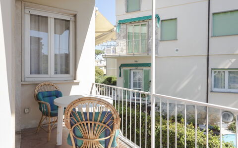 Casa Lelia: Edificio, Ventana, Propiedad, Planta, Mesa, Mueble, Silla, Madera, Porche