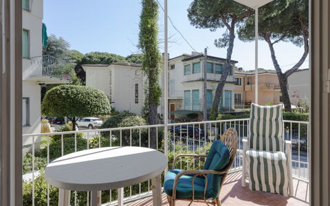 Casa Lelia: Planta, Cielo, Propiedad, Edificio, Mesa, Ventana, Silla, Sombra, Mueble Para Exteriores, Diseño De Interiores