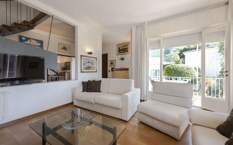 Casa Lelia: Sofá, Mueble, Marco, Propiedad, Mesa, Diseño De Interiores, Encendiendo, Arquitectura, Sala, Suelo