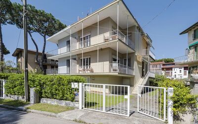 Casa Lelia: Planta, Cielo, Edificio, Ventana, Casa, Diseño Urbano, El Terreno Del Lote, Árbol, Cerca, Condominio