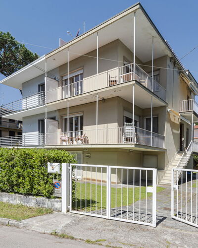 Casa Lelia: Planta, Cielo, Edificio, Ventana, Casa, Diseño Urbano, El Terreno Del Lote, Árbol, Cerca, Condominio