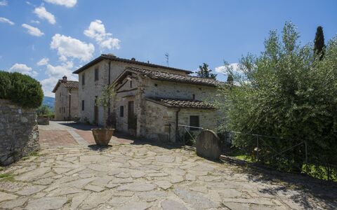 Borgo Delle Fonti: Planta, Cielo, Ventana, Edificio, Nube, Casa, El Terreno Del Lote, Superficie De La Carretera, Cabaña, Árbol
