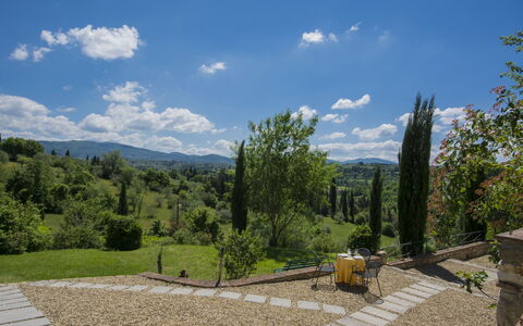 Borgo Delle Fonti: Cielo, Nube, Planta, Paisaje Natural, El Terreno Del Lote, Vegetación, Superficie De La Carretera, Montaña, Árbol, Hierba