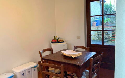 Borgo Delle Fonti: Mueble, Madera, Piso, Mesa, Diseño De Interiores, Suelo, Cocina Y Comedor Mesa, Comedor, Silla, Habitación