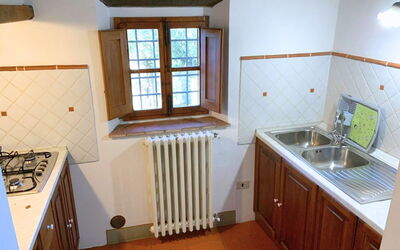 Le Fonti 2: Cocina, Aparato De Cocina, Madera, Electrodoméstico, Fregadero, Mostrador, Piso, Estufa De Cocina, Estufa, Estufa De Gas