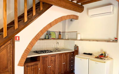 Le Fonti 10: Mueble, Diseño De Interiores, Pared, Piso, Madera, Techo, Suelo, Habitación, Cocina, Casa