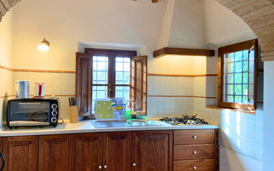 Le Fonti 4: Pared, Cocina, Madera, Diseño De Interiores, Techo, Piso, Aparato De Cocina, Casa, Mostrador, Electrodoméstico