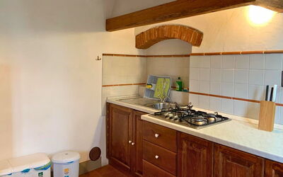 Le Fonti 5: Cocina, Mostrador, Aparato De Cocina, Electrodoméstico, Diseño De Interiores, Piso, Madera, Fregadero, Gabinetes, Estufa De Cocina