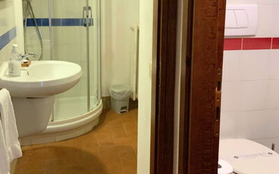 Le Fonti 12: Lavabo Del Baño, Baño, Pared, Arreglo De Tubería, Piso, Suelo, Madera, Diseño De Interiores, Lavabo, Plomería