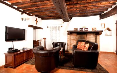 Orchidea: Propiedad, Mueble, Edificio, Madera, Diseño De Interiores, Televisión, Sala, Gabinetes, Silla, Suelo