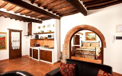 Girasole: Marrón, Propiedad, Madera, Sala, Encendiendo, Diseño De Interiores, Edificio, Suelo, Sofá, Hogar