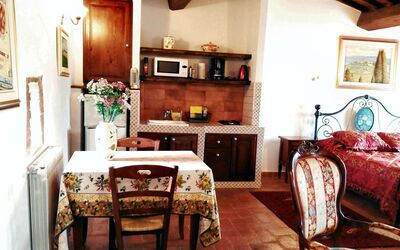 Viola: Mueble, Propiedad, Gabinetes, Marco, Mesa, Edificio, Madera, Comodidad, Diseño De Interiores, Sala