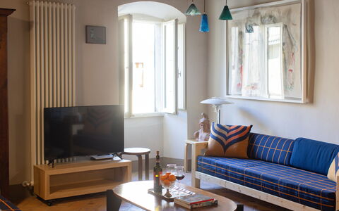 Appartamento Palei: Mesa, Sofá, Mueble, Propiedad, Ventana, Marco, Comodidad, Madera, Azur, Edificio