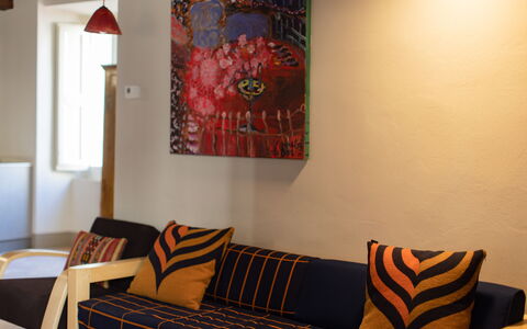 Appartamento Palei: Mueble, Propiedad, Producto, Comodidad, Naranja, Textil, Madera, Sofá, Diseño De Interiores, Ventana