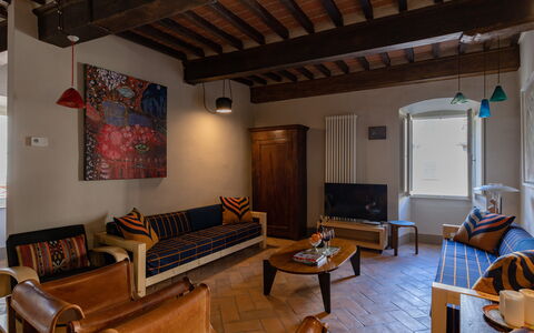 Appartamento Palei: Marco, Propiedad, Mueble, Edificio, Sofá, Madera, Mesa, Sala, Diseño De Interiores, Televisión