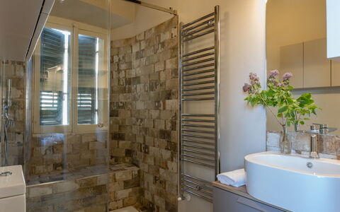 Appartamento Palei: Bañera, Propiedad, Arreglo De Tubería, Planta, Espejo, Grifo, Baño, Diseño De Interiores, Madera, Suelo