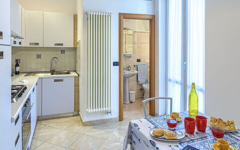 Apartments Mafalda - Levanto: Mueble, Propiedad, Mesa, Comida, Vajilla, Edificio, Gabinetes, Diseño De Interiores, Puerta, Madera