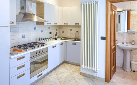 Apartments Mafalda - Levanto: Gabinetes, Propiedad, Mueble, Mostrador, Lavabo, Aparato De Cocina, Estufa De Cocina, Baño, Grifo