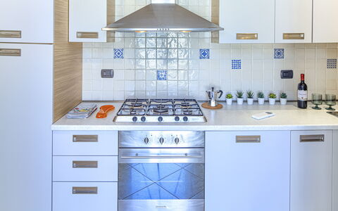 Apartments Mafalda - Levanto: Gabinetes, Mostrador, Producto, Estufa De Cocina, Cocina, Arquitectura, Diseño De Interiores, Estufa De Gas, Aparato De Cocina, Suelo