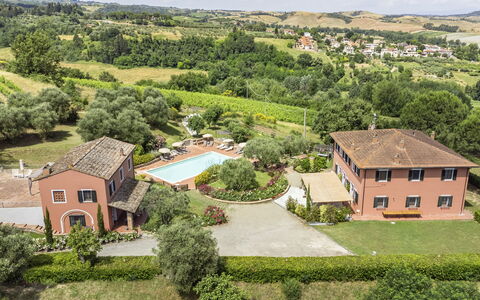 Villa Varna: Planta, Edificio, Cielo, Paisaje Natural, Ventana, El Terreno Del Lote, Vegetación, Árbol, Diseño Urbano, Barrio
