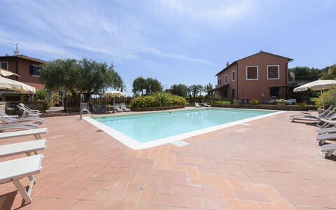 Villa Varna: Cielo, Agua, Nube, Piscina, Planta, Edificio, Mueble Para Exteriores, Árbol, Ocio, Sombra