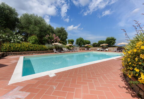 Villa Varna: Agua, Planta, Nube, Cielo, Propiedad, Piscina, Cuerpo De Agua, Árbol, Flor, Sombra