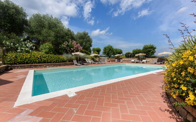 Villa Varna: Agua, Planta, Nube, Cielo, Propiedad, Piscina, Cuerpo De Agua, Árbol, Flor, Sombra